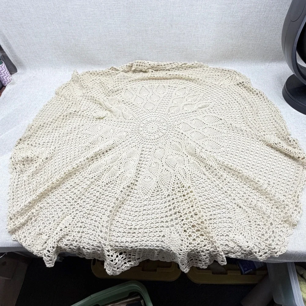 Vintage Handmade Crochet Pineapple Lace Tablecloth 44 Inch Round Cream Cotton